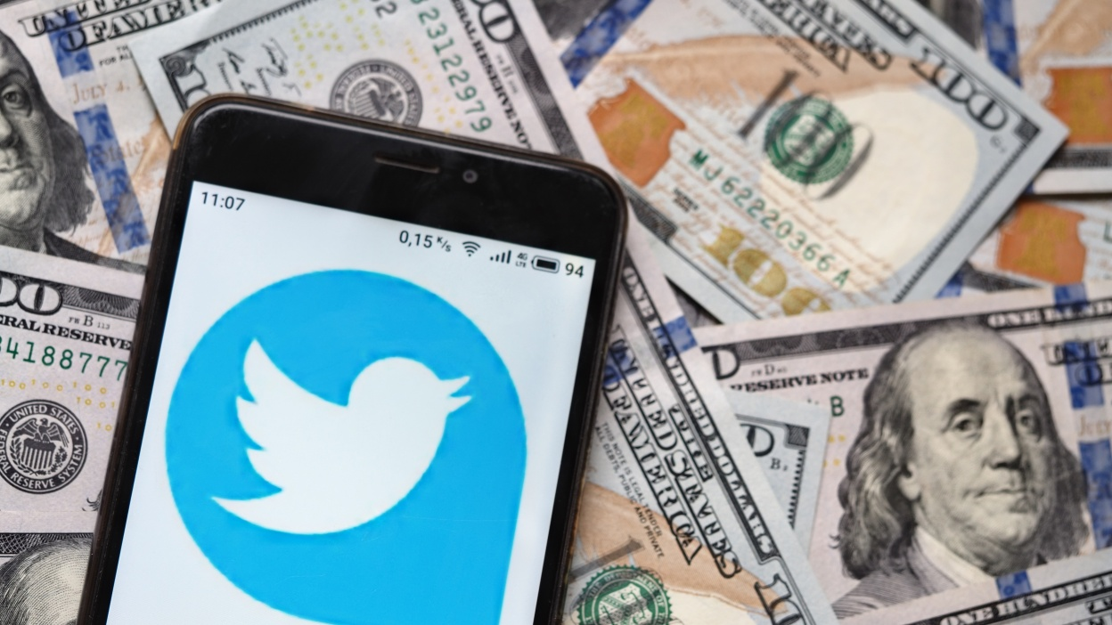 twitter apps and dollar bills - How To Get Paid On Twitter